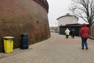 Read more about the article Naciągnięci podczas spaceru. Para kuracjuszy straciła sporą kwotę pieniędzy