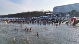 Read more about the article X Światowy Festiwal Morsowania za nami. Kilkuset śmiałków bawiło się i kąpało w lodowatym Bałtyku (ZDJĘCIA, WIDEO)
