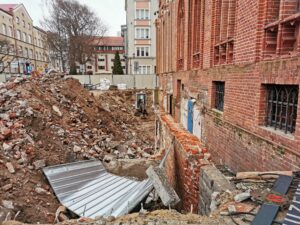 Read more about the article Koniec demolki przy ratuszu. Jak ma wyglądać nowe wejście? Co z odkrytą tu niedawno studnią?