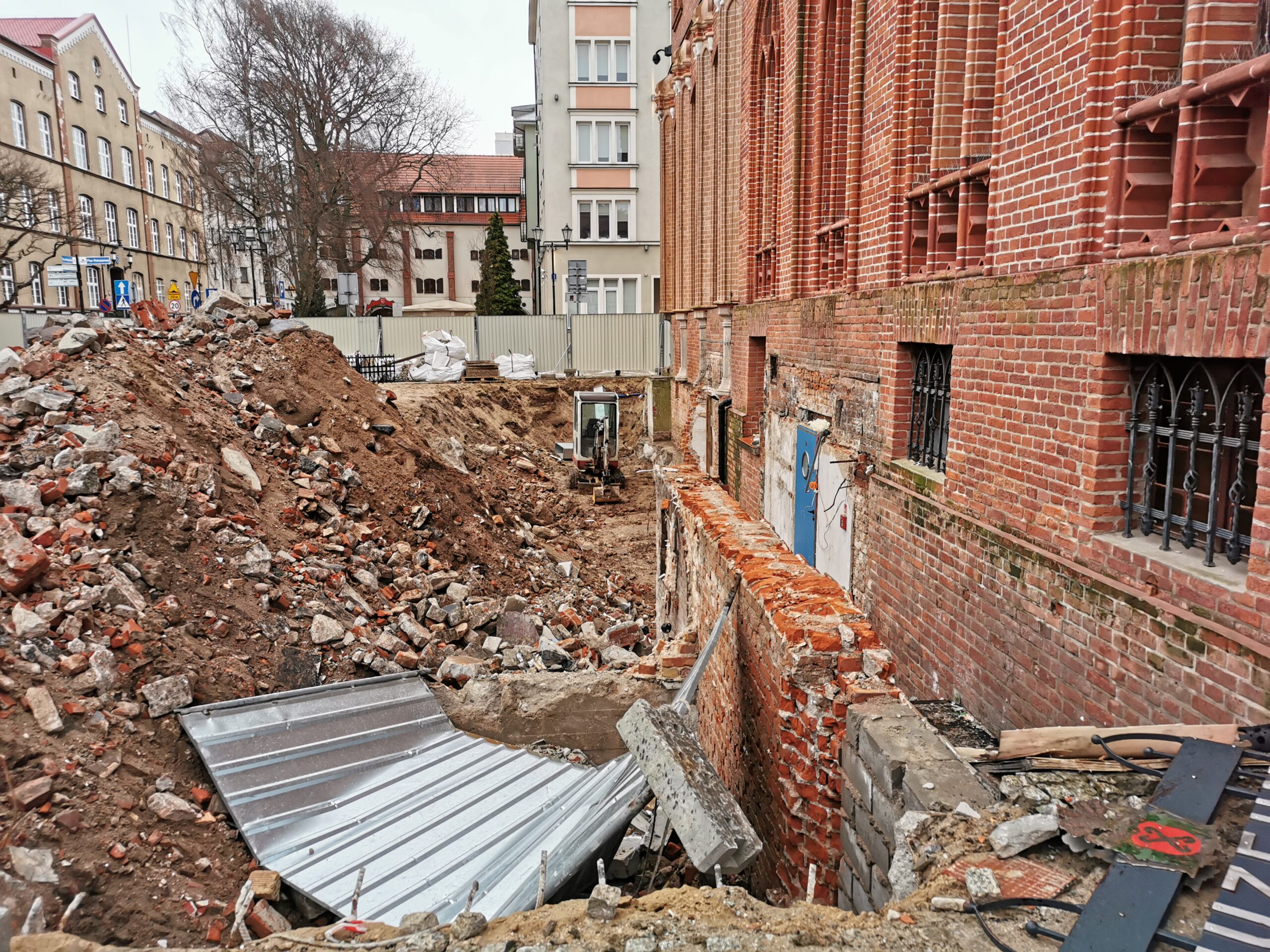 You are currently viewing Koniec demolki przy ratuszu. Jak ma wyglądać nowe wejście? Co z odkrytą tu niedawno studnią?