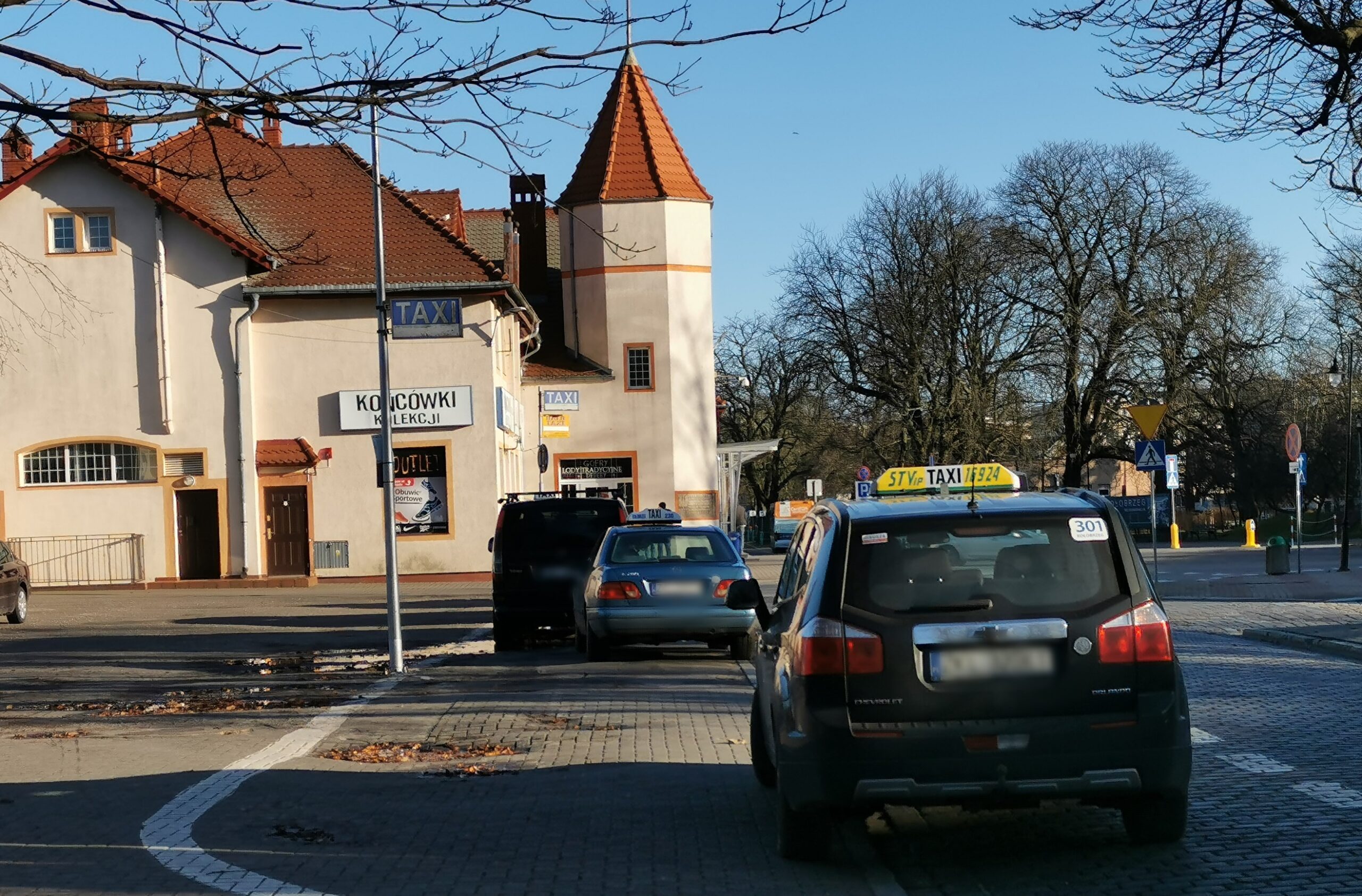 You are currently viewing Ile dni w miesiącu musi pracować taksówkarz w Kołobrzegu, by wyjść na zero? Szykuje się podwyżka opłaty początkowej za kurs