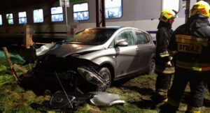 Read more about the article Zderzenie osobowego auta z pociągiem