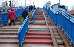 Read more about the article Miasto znalazło sposób na rozpadające się schody kładki nad torami? Kiedy w końcu rozpocznie się remont całego przejścia?