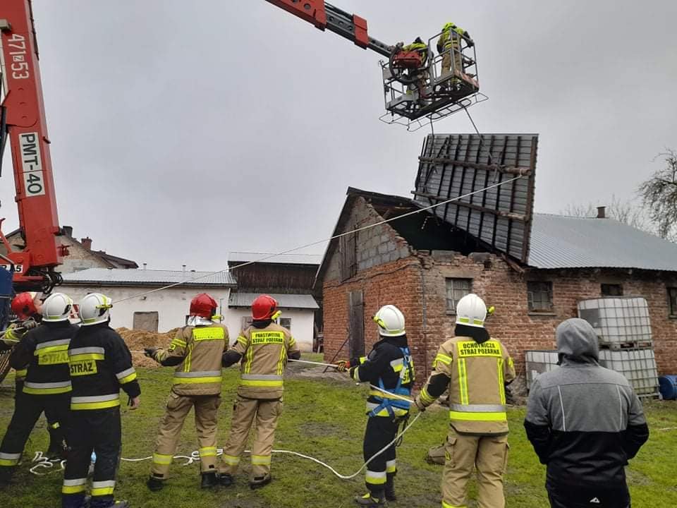 You are currently viewing Wiatr nie odpuszcza. Zrywa poszycia dachów w powiecie