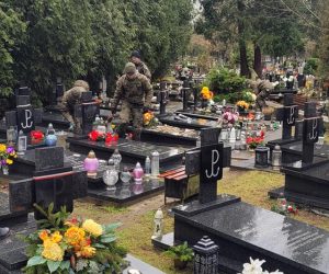 Read more about the article 80. rocznica powstania Armii Krajowej. Terytorialsi posprzątali groby żołnierzy AK i zapalili znicze