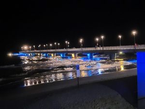 Read more about the article Molo podświetlone w żółto-niebieskie barwy w geście solidarności z Ukrainą