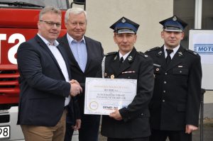 Read more about the article OSP zbiera na nowy wóz ratowniczo-gaśniczy. Firma z Charzyna wystawiła wysoki czek