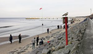 Read more about the article Sztormy opóźniają refulację. Plaża bardzo wąska. Miejscami tylko trzy-cztery metry na przejście