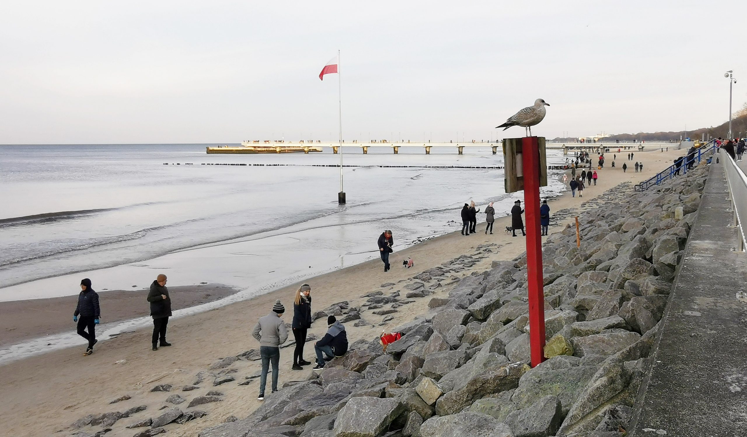 You are currently viewing Sztormy opóźniają refulację. Plaża bardzo wąska. Miejscami tylko trzy-cztery metry na przejście