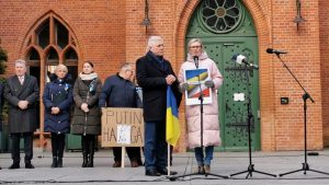 Read more about the article Anna Bańkowska (PO) i Henryk Carewicz (PiS) razem podczas wiecu poparcia dla Ukrainy (WIDEO)