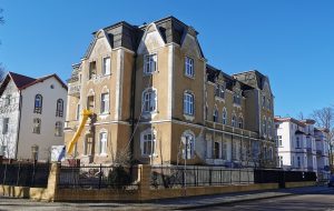 Read more about the article Zabytkowy budynek przy Rafińskiego doczekał się remontu. Uzdrowisko zmieni jego przeznaczenie