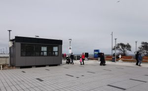 Read more about the article Kasa przy molo już stoi. Większa niż rok temu, bo MOSiR zwiększa zatrudnienie