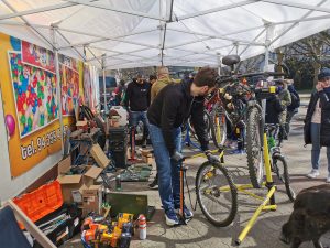 Read more about the article Sukces akcji Wolny Rower. W kilka godzin naprawiono około 50 jednośladów, które później trafiły do uchodźców