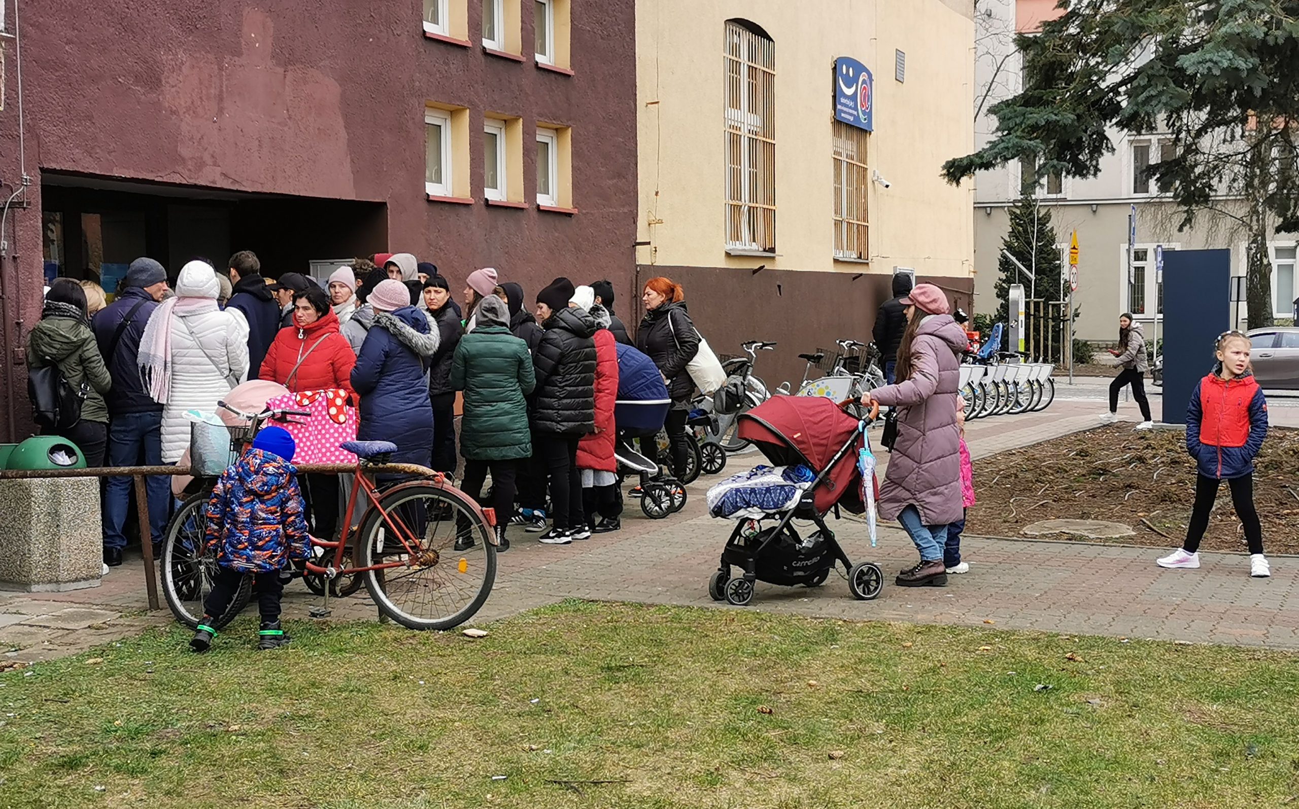 You are currently viewing Tylu uchodźców z Ukrainy przyjął już Kołobrzeg. Długa kolejka po numer PESEL