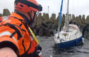 Read more about the article Jacht zdryfował na gwiazdobloki. Na pomoc ruszyli ratownicy morscy