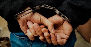 Read more about the article 25-latek miał siekierą uszkodzić samochód i grozić dwóm kobietom. Grozi mu do 7 lat za kratkami