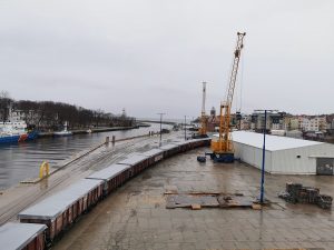 Read more about the article Pierwszy od dawna pociąg towarowy przywiózł do portu ładunek. To ziarno kukurydzy z Ukrainy