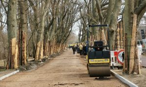 Read more about the article Przebudowa promenady. Trwają przygotowania gruntu pod położenie granitowych płyt (ZDJĘCIA)