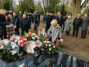 Read more about the article 12. rocznica katastrofy smoleńskiej. W Kołobrzegu złożono kwiaty na grobie Sebastiana Karpiniuka