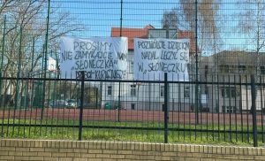 Read more about the article Anonimowy apel o niezamykanie „Słoneczka”. Banery, do których nikt się dotąd nie przyznał