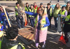 Read more about the article Uchodźcy z Ukrainy posprzątali Skwer Pionierów i skwer przy dworcu PKS. Tak dziękują nam za pomoc