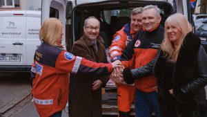 Read more about the article Troton pomaga uchodźcom. Wysyła też wyposażenie  medyczne do ogarniętej wojną Ukrainy