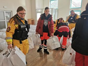 Read more about the article Ponad 300 paczek z wielkanocnymi potrawami trafiło do potrzebujących naszej obecności i wsparcia