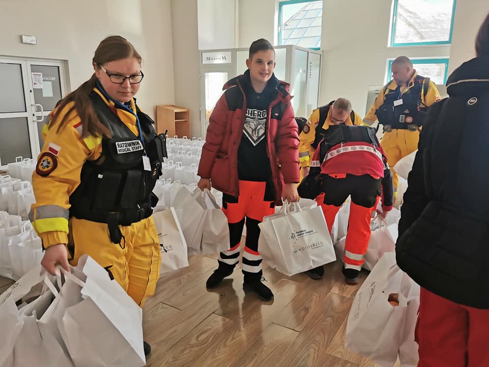 You are currently viewing Ponad 300 paczek z wielkanocnymi potrawami trafiło do potrzebujących naszej obecności i wsparcia