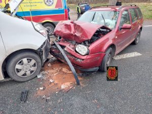 Read more about the article Wypadek na DW-112. Zderzenie osobówki z busem