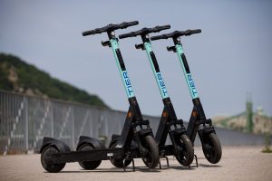 Read more about the article Teraz odblokowanie elektrycznych hulajnóg TIER może być darmowe. Sprawdź, dla kogo tańsze przejażdżki