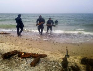 Read more about the article Akcja wydobycia niewybuchów z plaży w Podczelu przedłużona do poniedziałku (ZDJĘCIA)