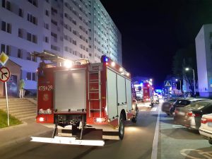 Read more about the article Nocna interwencja Straży Pożarnej w wieżowcu przy Budowlanej. Ewakuowano mieszkańców