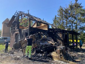 Read more about the article Są zdeterminowani odbudować dom po pożarze. Pomóżmy rodzinie stanąć na nogi po tragedii