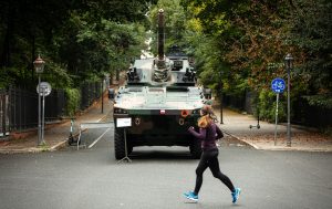 Read more about the article Kolumny wojskowych pojazdów na drogach naszego województwa. Armia apeluje: nie róbcie nam zdjęć!