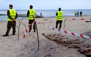 Read more about the article Ponad 20 bomb lotniczych ułożonych obok siebie i przysypanych piaskiem. Niebezpieczne znalezisko na plaży w Podczelu
