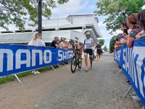 Read more about the article Michał Mieczewski z Kołobrzegu ze złotym medalem na Marbruk Triathlon Charzykowy. Brawo!