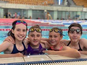 Read more about the article Sztafeta pływaczek z MKP Kołobrzeg: 11-latka najszybsza w województwie