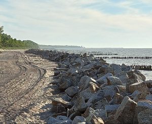 Read more about the article Na plaży powstaje opaska z kamieni narzutowych. Co z ścieżką rowerową w tym miejscu?