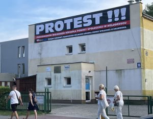 Read more about the article Na budynku MOPS-u powieszono banery z napisem „PROTEST!!!”