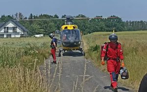 Read more about the article Uwaga, nieprzytomny mężczyzna na drodze! Strażacy i śmigłowiec wezwani na miejsce, a on po prostu odzyskiwał świadomość…