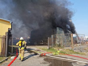 Read more about the article Pożar hali przy ul. Węgorzowej w porcie rybackim (ZDJĘCIA, WIDEO)
