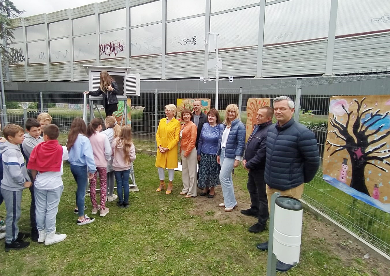 You are currently viewing Przy „Jedynce” powstał ogródek meteorologiczny. Szkoła nawiązała współpracę z Instytutem Meteorologii i Gospodarki Wodnej w Gdyni