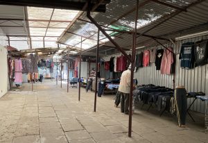 Read more about the article Bazar przy ul. Okopowej – czas zatrzymał się tu w latach 90. ubiegłego wieku (ZDJĘCIA)