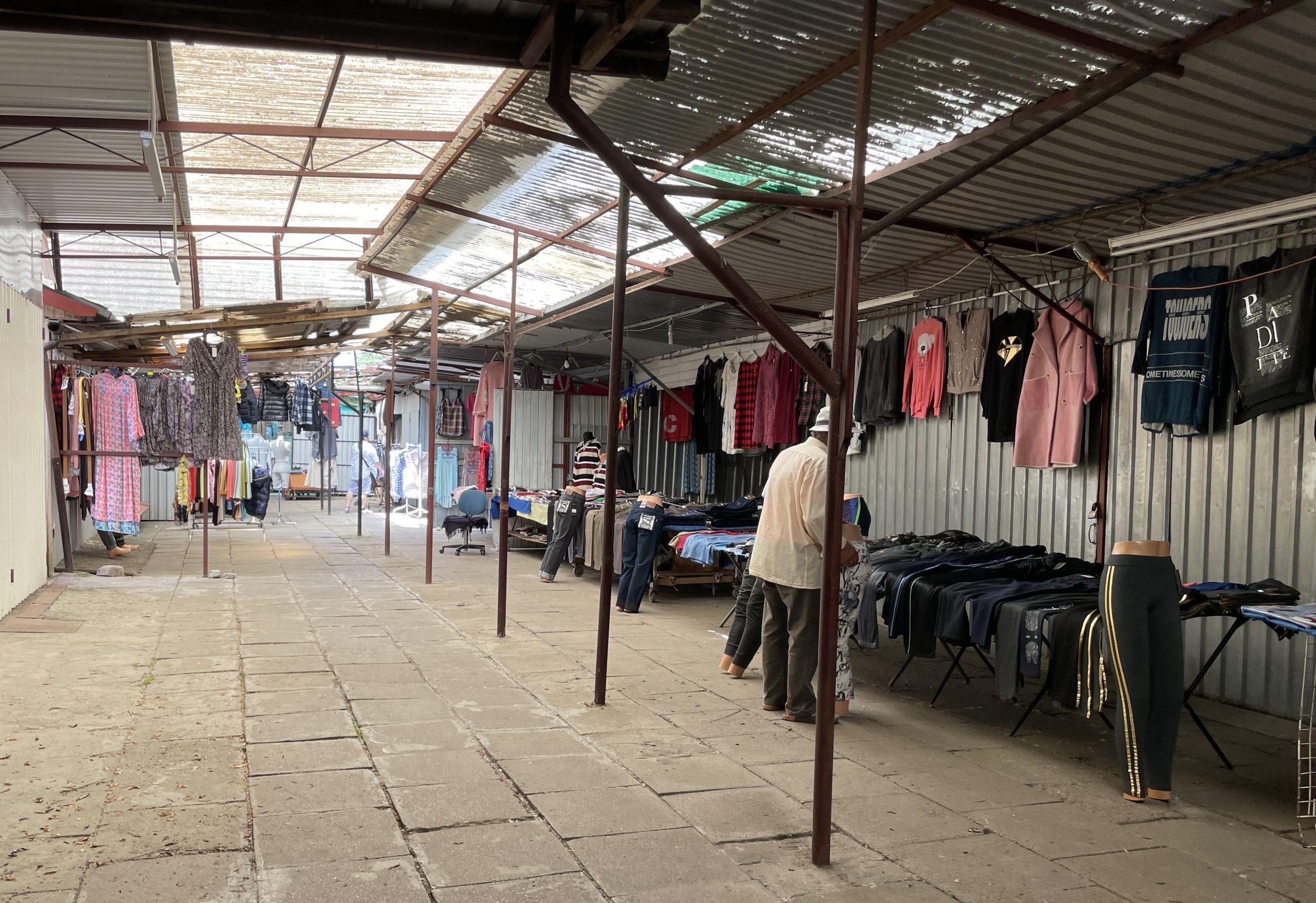 You are currently viewing Bazar przy ul. Okopowej – czas zatrzymał się tu w latach 90. ubiegłego wieku (ZDJĘCIA)