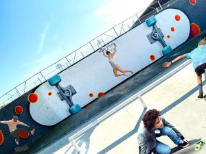 Read more about the article Cukin namalował mural na kołobrzeskim skateparku. Kiedy otwarcie obiektu? (ZDJĘCIA)