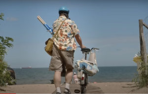 Read more about the article Obciachowy Janusz przychodzi na plażę. Na koniec jednak to on jest bohaterem. Zobacz spot, który robi furorę w sieci (WIDEO)