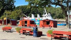 Read more about the article Rozpoczęły się ostatnie przygotowania do Jarmarku Solnego na placu obok latarni morskiej. Otwarcie w najbliższą środę