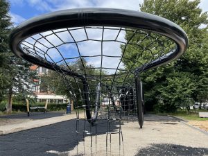 Read more about the article Trwa montaż dużych zabawek plenerowych na jedynym takim placu zabaw w Kołobrzegu (ZDJĘCIA)