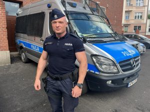 Read more about the article Przytomna reakcja dzielnicowego. Odciął media, po rynnie dostał się do środka i wyprowadził mężczyznę z zadymionego mieszkania