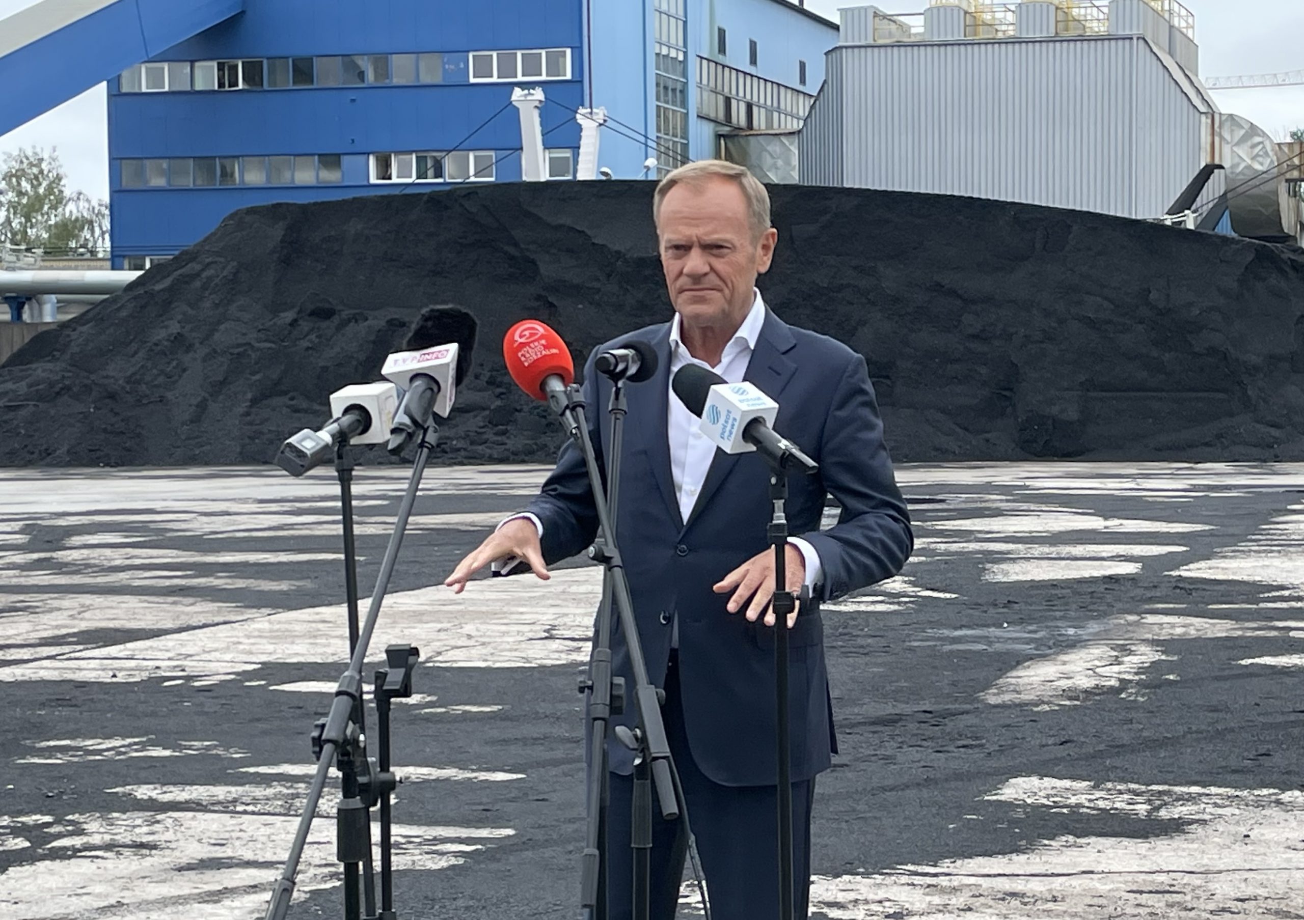 You are currently viewing Donald Tusk w Kołobrzegu. Pytaliśmy go m.in. czy zna rozwiązanie trudnej sytuacji na rynku surowców i kiedy spotka się z mieszkańcami naszego miasta (WIDEO)